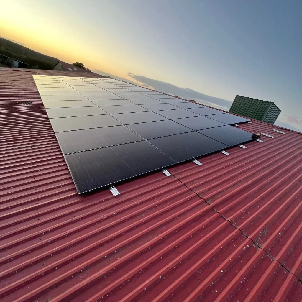 Photovoltaik Projekt Landwirtschaft - Solarmodule auf Hallendach in Groß Pampau