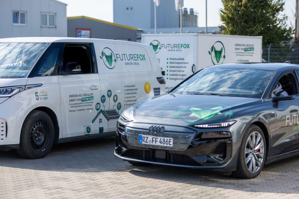 Future Fox Green Deal setzt die Energiewende in die Praxis um – vollelektrischer Fuhrpark mit E-Transporter und E-Limousine für Photovoltaik-, Wallbox- und Wärmepumpen-Projekte in Norddeutschland