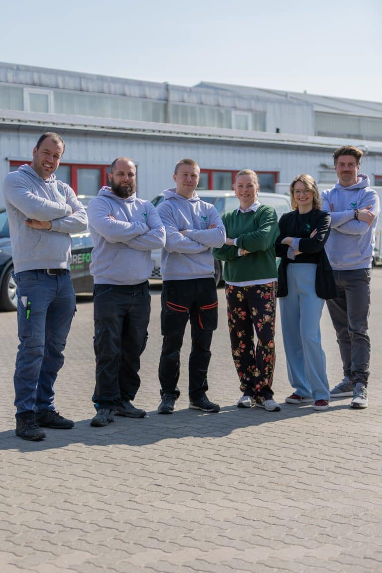 FutureFox-Team mit 6 Personen beim gemeinsamen Outdoor-Fotoshooting
