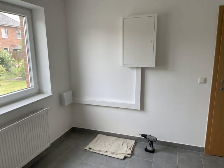 Neue Zuleitung im weißen Kabelkanal führt vom geschlossenen Zählerschrank zu einer Wanddurchführung im Hauswirtschaftsraum